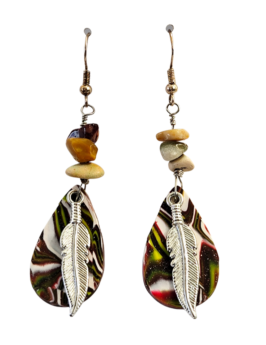 Pendientes de pluma de arcilla polimérica y plata con gemas Mookie