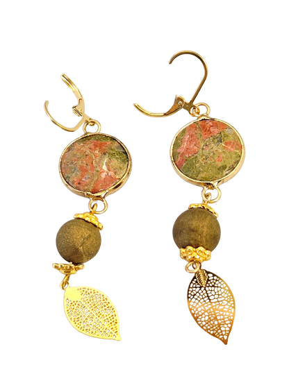 Pendientes de gota con hoja de filigrana dorada y piedra natural de unakita