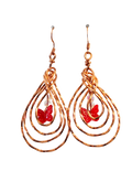Pendientes retorcidos de jaula de cobre con mariposa roja y gota de cristal