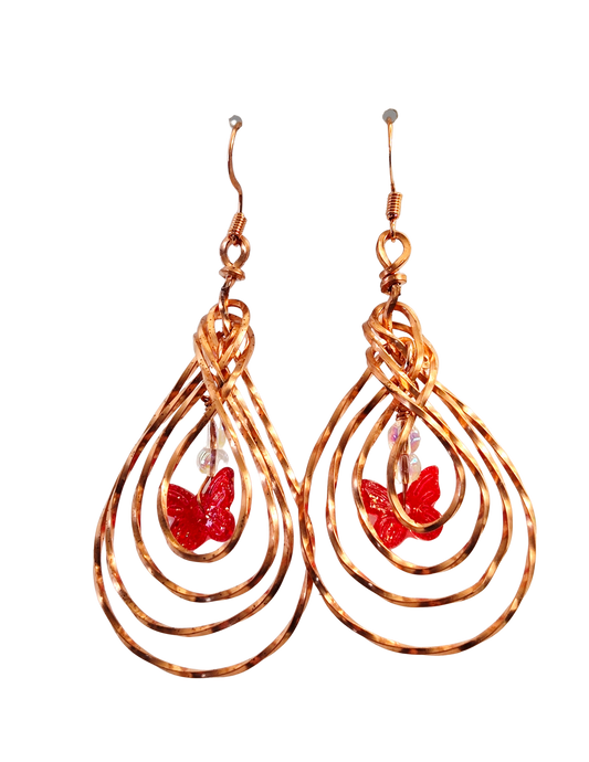 Pendientes retorcidos de jaula de cobre con mariposa roja y gota de cristal
