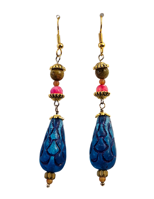 Pendientes colgantes con volantes en forma de lágrima azul cobalto – Cuentas apiladas y gancho dorado hechos a mano