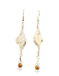 Pendientes colgantes de espiga blancos lechosos con salpicaduras doradas