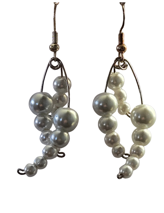 Pendientes colgantes de perlas de cristal blanco con alambre de memoria - Pendientes colgantes de plata elegantes hechos a mano