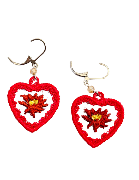 Pendientes bordados con forma de corazón de flor de Pascua – Pendientes colgantes festivos rojos y dorados para las fiestas