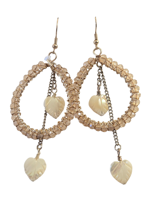 Pendientes colgantes de lágrima con alambre y corazón de cristal y concha – Hechos a mano, estilo bohemio
