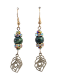 Aretes Colgantes de Lapislázuli y Pluma de Pavo Real – Plata Hechos a Mano