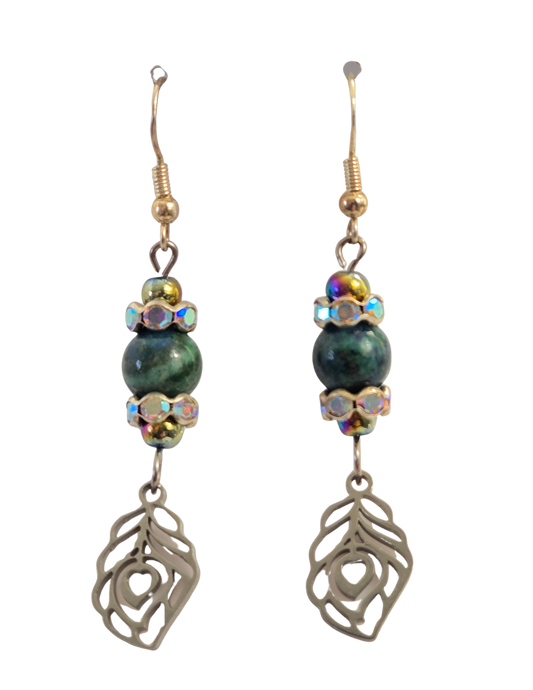 Aretes Colgantes de Lapislázuli y Pluma de Pavo Real – Plata Hechos a Mano