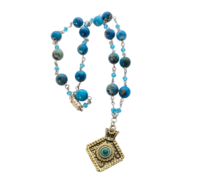 Collar con cuentas azules marmoleadas y pieza central dorada – Cadena hecha a mano de 53 cm